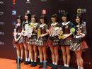 音悦Tai「第5回Vチャートアワード」でベスト日本アイドルグループ賞を受賞したAKB48。写真左から田北香世子、大森美優、小嶋菜月、武藤十夢、伊豆田莉奈、谷口めぐ、岩立沙穂=4月8日、スタジオ・シティ マカオ-本紙撮影