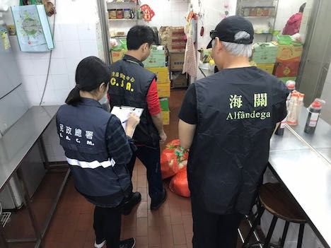 マカオ税関と民政総署食品安全センターによる取り締まりの様子（写真：澳門海關）