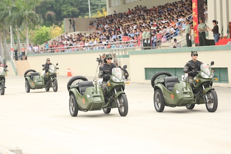 中国人民解放軍駐マカオ部隊駐屯地公開イベントで軍事パフォーマンスを披露する女性兵士＝2017年5月2日（写真：DESJ）