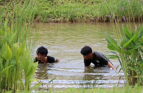 密入境者に扮してキャンパス外周の水路を進むマカオ税関職員＝2017年6月27日（写真：澳門海關）