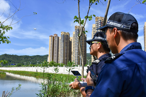 ドローンを使って密入境者の追跡を行うマカオ税関職員＝2017年6月27日（写真：澳門海關）