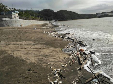 台風7号通過後、ハクサビーチに漂着したゴミ（写真：マカオ政府海事・水務局）