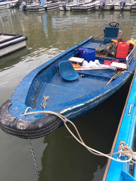 マカオ税関が押収した蛇頭2人と密航者4人が乗っていたとみられるモーターボート（写真：海關）