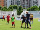 マカオの青少年に指導するリバプールFCのレジェンド、サミ・ヒーピア(右)とロビー・ファウラー(左)=2017年7月22日、マカオ・タイパ島のマカオスタジアム-本紙撮影