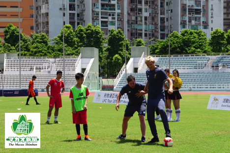 マカオの青少年に指導するリバプールFCのレジェンド、サミ・ヒーピア（右）とロビー・ファウラー（左）＝2017年7月22日、マカオ・タイパ島のマカオスタジアム－本紙撮影