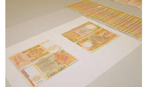 警察が押収した偽の1000香港ドル紙幣（写真：マカオ司法警察局）
