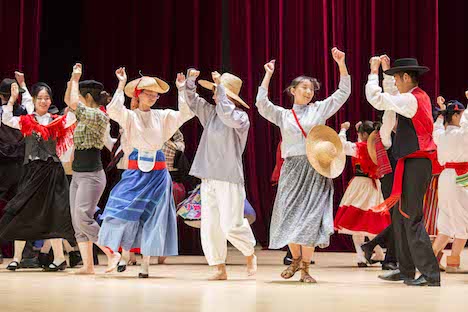 第31回ポルトガル語夏期講座閉会式でポルトガルのフォークダンスを披露する学生ら＝2017年8月4日、マカオ大学（写真：澳門大學）