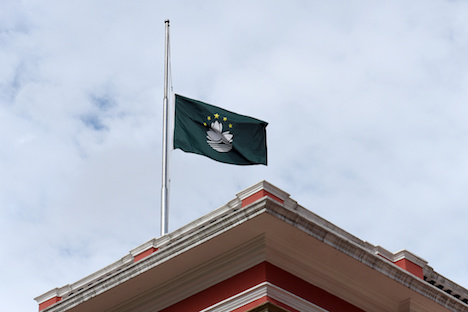 マカオ政府は台風13号による犠牲者を追悼するため半旗を掲げた＝2017年8月25日、マカオ特別行政区政府本部ビル（GCS）