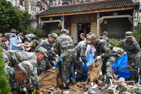 民間ボランティアとともにがれきの撤去作業にあたる中国人民解放軍駐マカオ部隊の隊員ら＝2017年8月25日（写真：GCS）