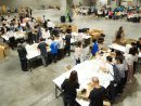 衛生キットを制作するサンズチャイナの従業員と現地ボランティア=8月15日、ヴェネチアンマカオ(写真:Sands China Limited)