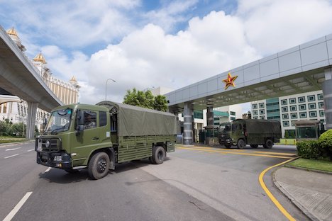 災害救援のためマカオ・タイパ島にある駐屯地を出発する中国人民解放軍駐マカオ部隊の車輌＝2017年8月25日（写真：GCS）