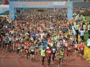 昨年の第35回「ギャラクシーエンターテイメント杯マカオ国際マラソン2016」に1万人のランナーが参加した(資料)=2016年12月4日、マカオ・タイパ島(写真:MSDB)