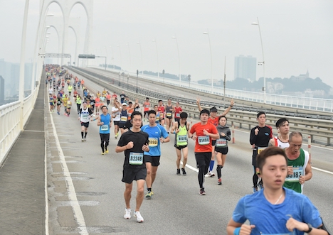 マカオ半島とタイパ島を結ぶ西灣大橋を走る選手ら（資料）＝2016年12月4日、マカオ・コタイ地区（写真：Galaxy Entertainment Group）