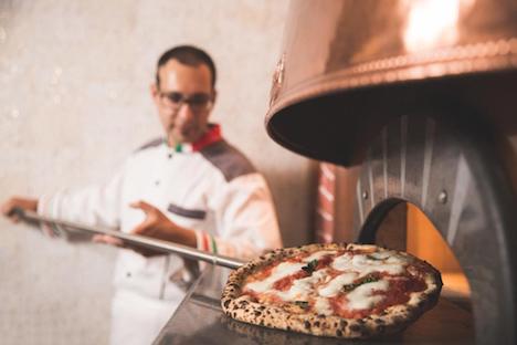 人気メニューはイタリア直輸入の食材を使った伝統ナポリスタイルのピザ（写真：Grand Lisboa Hotel）