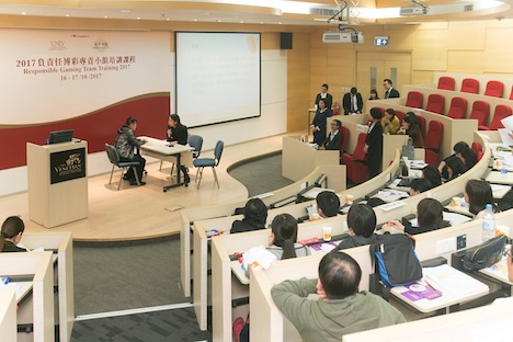 サンズチャイナが従業員向けに開催したレスポンシブルゲーミングトレーニング講座の様子（写真：Sands China Limited）