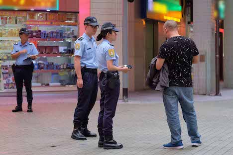 通行人に対して身分証確認を行う警察官（写真：マカオ治安警察局）