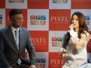 LT GAME社のジェイ・チュン会長とのトークショーに臨む酒井法子さん=2017年11月15日、ヴェネチアンマカオ・コタイエキスポホール-本紙撮影