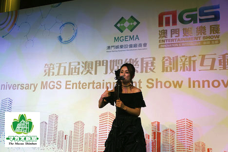 酒井法子さんが「MGSエンターテイメントショー」5周年記念ディナーレセプションのステージで「碧いうさぎ」を披露＝2017年11月15日、JWマリオットホテルマカオ－本紙撮影