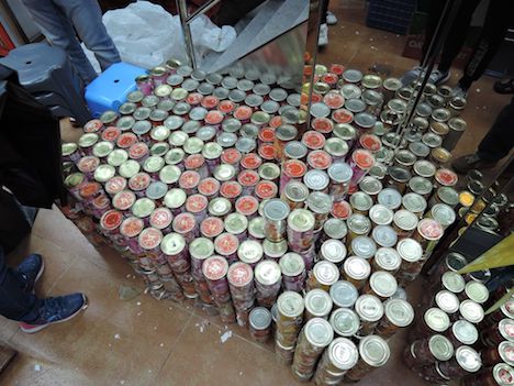 マカオ政府民政総署食品安全センターが発見した大量の浸水汚染の影響を受けた水産物の缶詰（写真：IACM）