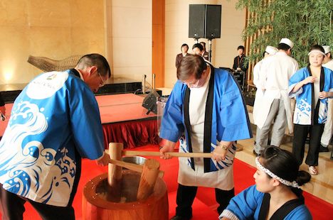 ホテルオークラマカオが新年恒例で開催している餅つき大会の様子（写真：Hotel Okura Macau）