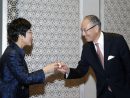 マカオ政府行政法務庁のソニア・チャン長官(左)と松田邦紀総領事駐香港日本国総領事(右)による乾杯のセレモニー=2017年12月15日、ホテルオークラマカオ(写真:GCS)