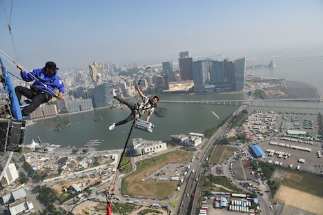 仮装バンジージャンプの様子＝2017年12月4日（写真：Macau Tower）