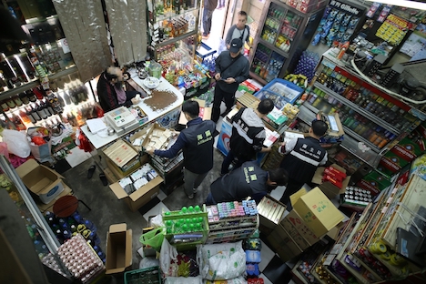 未納税の密輸たばこ販売店に対する取り締まりの様子（写真：澳門海關）