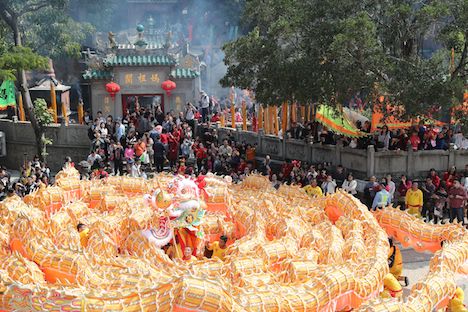 初詣の参拝客で賑わう世界遺産・媽閣廟に現れた巨大金龍＝2018年2月16日（写真：MGTO）