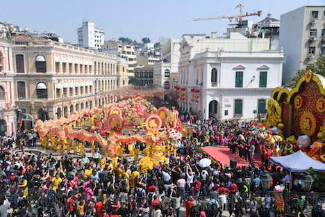 世界遺産・セナド広場を巡る巨大金龍＝2018年2月16日（写真：GCS）