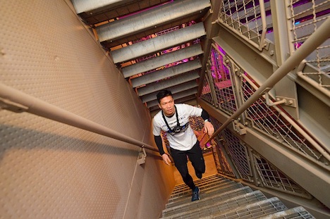 模擬ランでパリジャンマカオのエッフェル塔の階段を駆け上がる選手＝2018年3月14日（写真：The Parisian Macao）