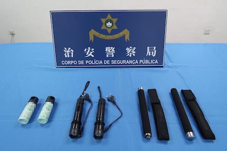 台湾出身の男の手荷物の中から見つかったスタンガン、伸縮式こん棒、催涙スプレー（写真：マカオ治安警察局）