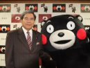 蒲島郁夫熊本県知事(左)とくまモン(写真:在香港日本国総領事館)
