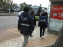 新たに禁煙ゾーンに設定されたバス停の周囲を巡回するSSMの「禁煙Gメン」たち(写真:SSM)