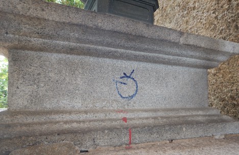 ルイス・デ・カモンエス像台座後方部分の落書き被害の様子（写真：ICM）