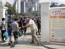 墓参りに訪れた市民らにデング熱予防に関するチラシを配布する衛生局スタッフ=2018年4月5日、新西洋墳場(写真:GCS)