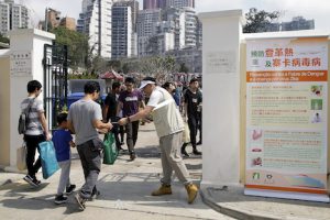 墓参りに訪れた市民らにデング熱予防に関するチラシを配布する衛生局スタッフ=2018年4月5日、新西洋墳場(写真:GCS)