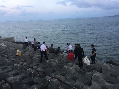 珠澳大橋マカオ側イミグレーション島に不法上陸して牡蠣を採取していた男ら（写真：澳門海關）