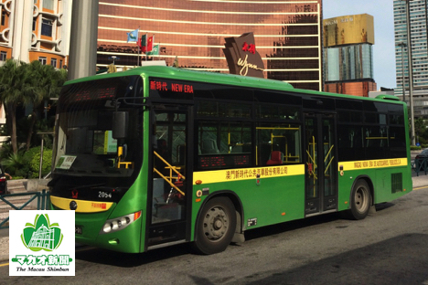 新時代社のバス（資料）＝プラサ・フェレイラ・アマラル・バスターミナルにて本紙撮影