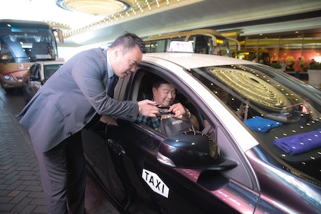 サンズマカオ開業14周年を記念して実施されたタクシードライバーへの弁当無償配布＝2018年5月18日（写真：Sands Macao）
