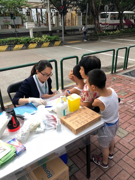 域内デング熱感染患者の住居周辺住民に対して実施された血液検査の様子＝2018年6月20日（写真：SSM）