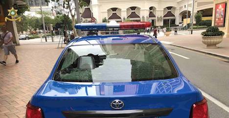 リアガラスが破壊されたパトカー（写真：マカオ治安警察局）