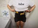 着衣の下に大量のCPUを隠して密輸を図ったとして検挙された香港人の女=2018年7月10日(写真:澳門海關)