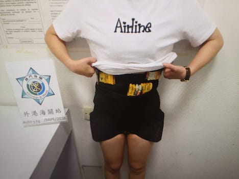 着衣の下に大量のCPUを隠して密輸を図ったとして検挙された香港人の女＝2018年7月10日（写真：澳門海關）