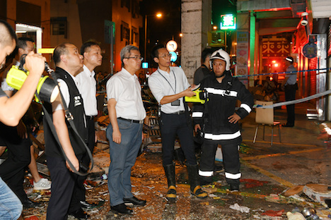 7月3日夜に発生したガス爆発事故現場を視察するマカオ保安庁の黄少澤長官ら（写真：GCS）