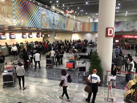 マカオ国際空港旅客ターミナルビル出発階のチェックインカウンター（写真：CAM）