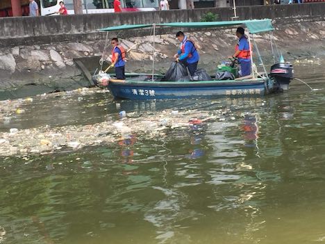 DSAMAによる海上浮遊ゴミの除去作業の様子（写真：DSAMA）