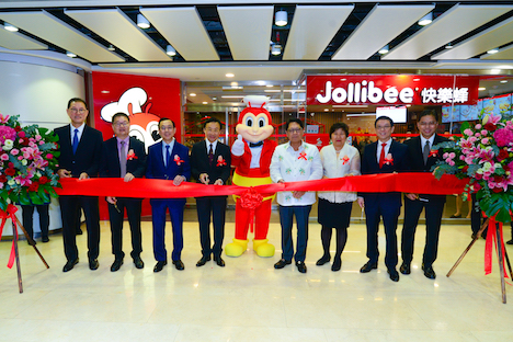 ジョリビーマカオ1号店グランドオープニングセレモニーの様子＝2018年9月28日（Jollibee Foods Corporation）