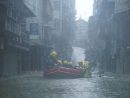 台風22号の影響で浸水被害の出たマカオ半島内港エリアで救援活動を行うマカオ保安部隊ら=2018年9月16日(写真:GCS)