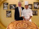 グランドリスボアマカオで展示される巨大月餅(写真:Grand Lisboa Hotel)