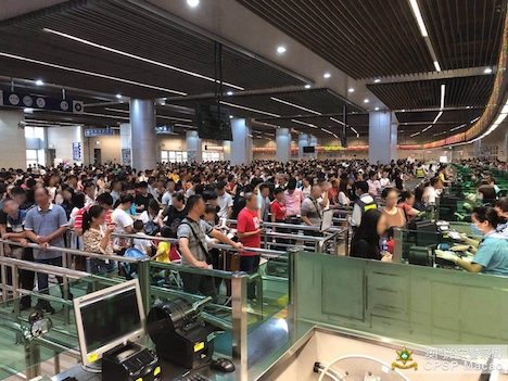 国慶節連休3日目の關閘イミグレーション施設の入境審査場の様子（写真：マカオ治安警察局）